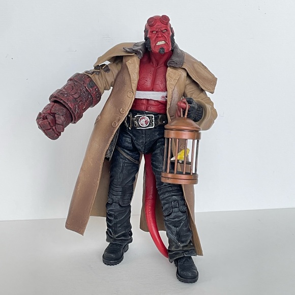 Wounded HELLBOY II Series 2 - Mezco Toys - Gun And Birdcage - Picture 1 of 13